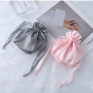 Set di sacchetti con coulisse in raso di seta grigio e rosa per regali e conservazione.