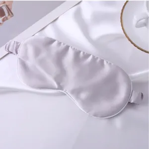 Detail de masque de sommeil en soie douce texture de mûrier gris clair elegant pour dormir.