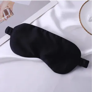 Detail du masque de sommeil en soie noire montrant un tissu en soie de mûrier douce.