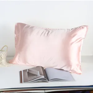 Federa in satin rosa vista dettagliata, consistenza liscia effetto seta con chiusura a busta letto.