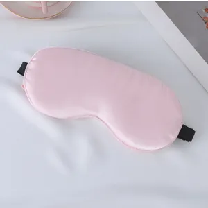 Detailansicht der rosa Seidenschlafmaske mit glatter Stofftextur und verstellbarem Gurt.