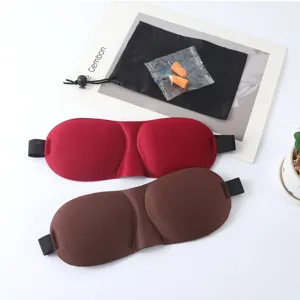 Detailansicht der 3D Schlafmaske mit atmungsaktivem Stoff, Aufbewahrungstasche und Ohrstöpseln