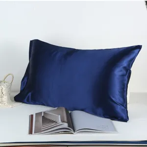 Federa per cuscino in raso di seta blu scuro dettaglio con tessuto liscio e stile a busta.