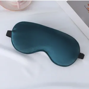 Detailansicht der eleganten dunkelgrünen Kunstseide Schlafmaske mit elastischem Band.