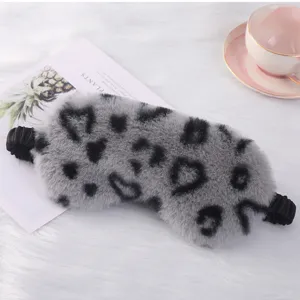Mascherina per dormire in peluche grigio con motivo a cuori, morbida e confortevole.