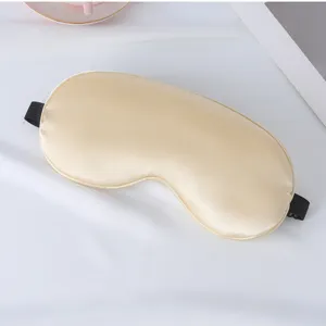 Detailansicht der glatten doppelseitigen Kunstseide-Schlafmaske mit verstellbarem Band.