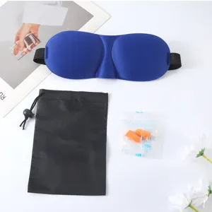 3D geformte Schlaf-Schlafmaske Detailansicht mit schwarzem Beutel und Ohrstöpseln Set.