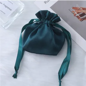 Sacchetto regalo con coulisse in raso verde scuro, custodia antipolvere per gioielli.