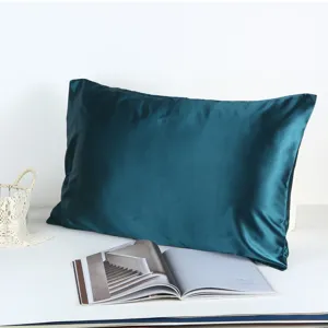 Federa in seta artificiale verde scuro, morbido stile a busta per un sonno confortevole.