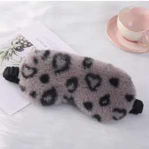 Maschera da notte in peluche leopardo cuore, copertura occhi morbida per la casa.