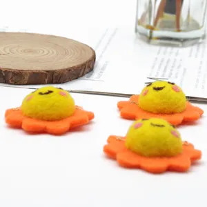 Simpatici accessori per bambole con fiori di sole in feltro spilla da cartone animato unico
