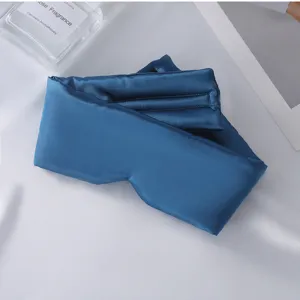 Mascara de sueño de seda azul oscuro en detalle, comoda cubierta de ojos opaca para viaje y hogar.