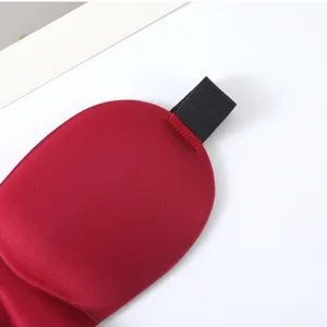 Rote Satin 3D Schlafmaske Detailansicht, weiche und bequeme atmungsaktive Verdunkelung.