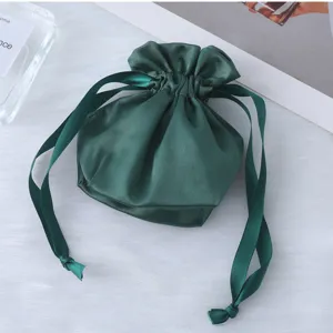 Sacchetto con coulisse in raso verde scuro per confezioni regalo, gioielli e antipolvere.