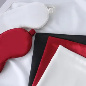 Set maschera da notte e federa in seta bianca, rossa e nera per un sonno confortevole.