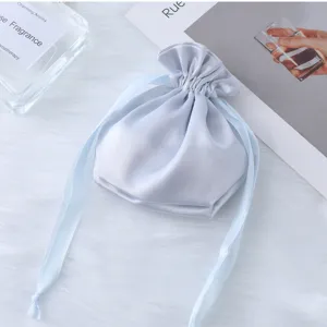 Borsa regalo con coulisse in raso azzurro, morbida custodia portaoggetti per gioielli e accessori.