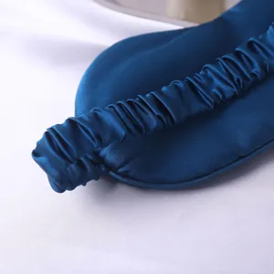 Masque de sommeil luxueux en soie de mûrier bleu foncé avec sangle élastique froncée et douce.