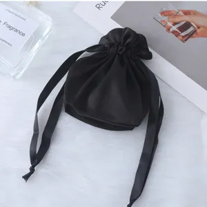 Borsa regalo nera in raso con coulisse, custodia in morbida seta per gioielli e piccoli oggetti.