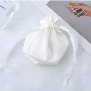 Sacchetto regalo in raso bianco con coulisse, morbida borsa portaoggetti per gioielli e trucchi.