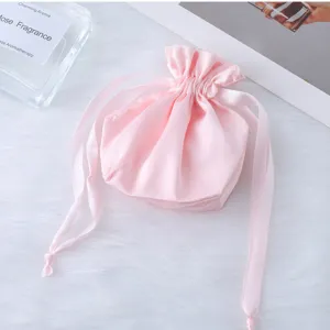 Dettaglio borsa con coulisse in raso rosa, sacchetto regalo, custodia per gioielli morbida.