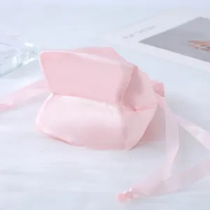 Sacchetto in raso rosa con coulisse per confezioni regalo, borsa antipolvere e accessorio.