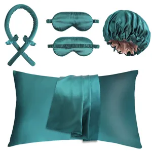 Dunkelgrünes Seiden-Schlafset Detail mit hitzefreiem Lockenstab, Scrunchies und Kissenbezug.