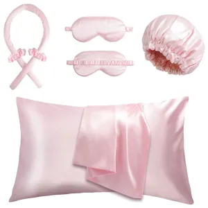 Nahaufnahmen des rosa Satin 5-teiligen Schlafsets mit glattem Stoff und feinen Nähten.