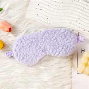 Vista dettagliata di una morbida maschera da notte in peluche viola chiaro, accogliente e comoda.