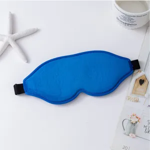 Masque de sommeil 3D en peluche bleue, occultant respirant et confortable en voyage.