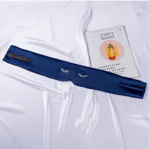 Disfruta de un descanso reparador con este antifaz de seda azul oscuro con bonito estampado.