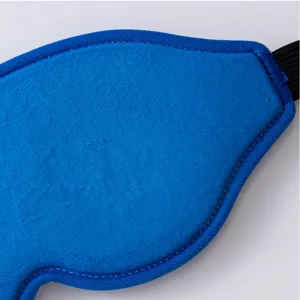 Vue rapprochée du masques de sommeil 3D en peluche bleue avec tissu doux et sangle.