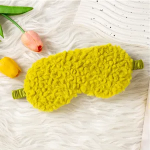 Dettaglio maschera da sonno in morbido peluche, copriocchi verde soffice con fascia elastica comoda.