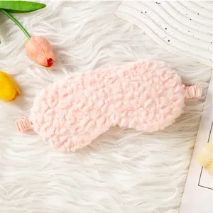 Dettaglio maschera da sonno soffice rosa, morbido tessuto in peluche per dormire comodamente.