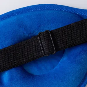Masque de sommeil 3D en peluche bleue avec sangle élastique réglable pour un repos confortable.