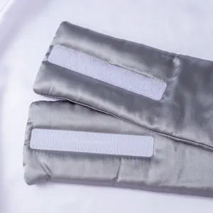 Accesorio de correa de máscara de ojos de satén gris con cierre de velcro blanco seguro.