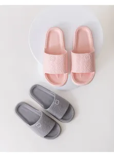 Bequeme EVA Paare Hausschuhe mit süßem Bärenmuster in Rosa und Grau für den Innenbereich.