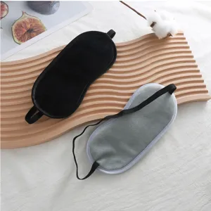 Detalle de antifaz para dormir de terciopelo suave, diseño cómodo para viaje y descanso
