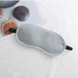 Vista detallada de primer plano de un suave antifaz gris de terciopelo con textura fina.