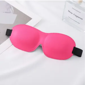 Vue détaillée du masque de sommeil rose vif 3D profilé pour les voyages et le repos.