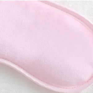 Detalle de primer plano del antifaz de terciopelo rosa suave con costuras limpias.