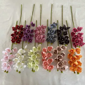 Détails montrant diverses couleurs de fleurs d'orchidées artificielles à dix têtes pour la maison.