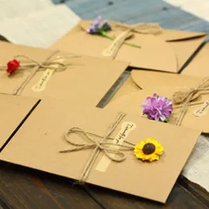Ensemble de cartes de vœux en papier kraft avec décoration de fleurs pour cadeaux