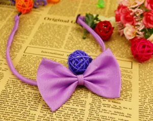 Detaillierte Ansicht des lila Fliege Haustierhalsbands, elegantes Satin Design für Hunde.
