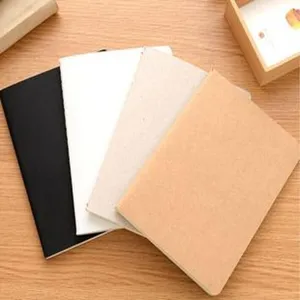 Set de cuadernos minimalistas con cuatro colores clásicos para notas y diarios diarios.
