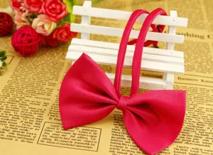 Rote Haustier Fliege Detailansicht, Satin Hunde Halsband Accessoire, süsser Katzen Halsschmuck.
