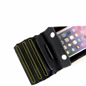 Sac étanche pour téléphone à trois couches avec fentes pour cartes et fermeture velcro sécurisée.