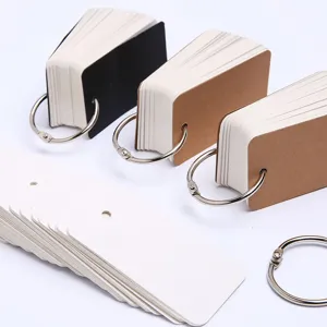 Tarjetas de estudio en blanco con anillas metálicas, fichas de memoria para vocabulario útil.