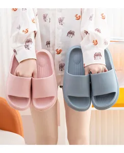 Nahaufnahme von dicken EVA-Badeschuhen in Rosa und Blau für bequemen Hausschuhkomfort.
