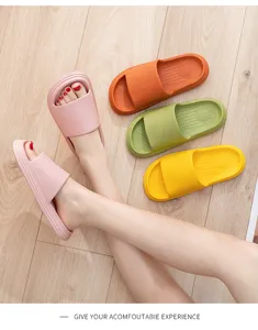 Bequeme dicksohlige Badesandalen in bunten Farben für den täglichen Innen- und Außenbereich.