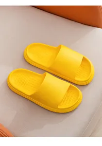 Gelbe Pantoletten Detailansicht, bequeme rutschfeste Hausschuhe für Damen und Herren.